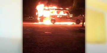 Bando rende motorista e ateia fogo em ônibus na Zona Sul de João Pessoa